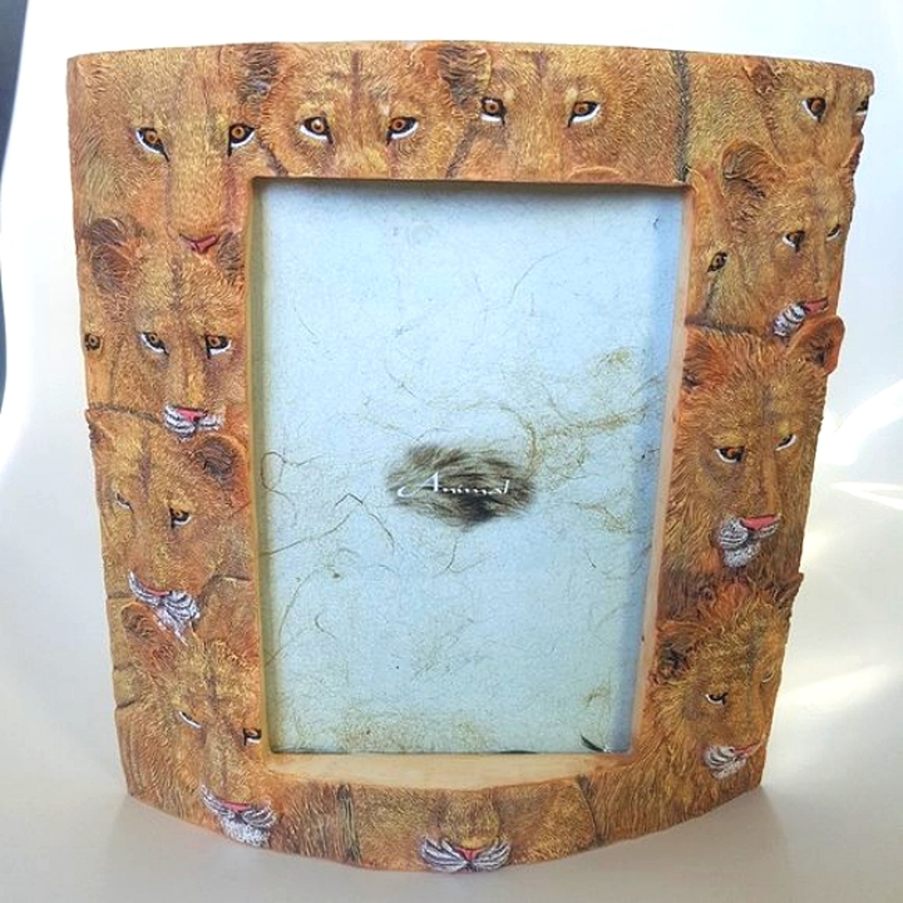 [ANIMAL?]  Free-standing 3D Lion Picture Frame